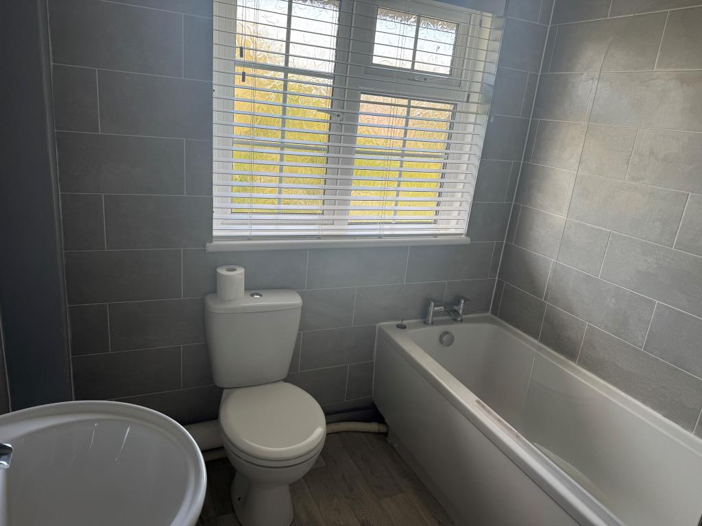 Lot: 129 - TWO-BEDROOM FLAT WITH GARAGE AND GARDEN - The Bathroom